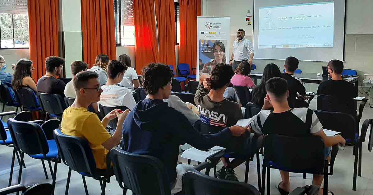 Alumnos del José Luis Tejada Peluffo se interesan por la FP Dual