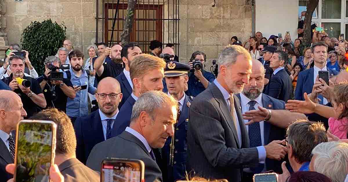 El rey Felipe VI, aclamado durante su presencia en El Puerto de Santa María