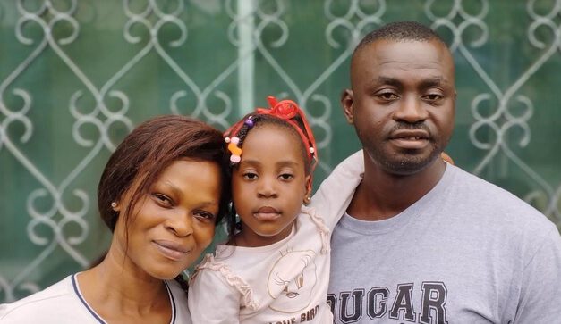 Yinka, una niña de tres años, regresa a Benín tras ser operada en Córdoba