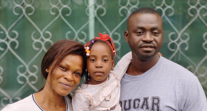 Yinka, una niña de tres años, regresa a Benín tras ser operada en Córdoba