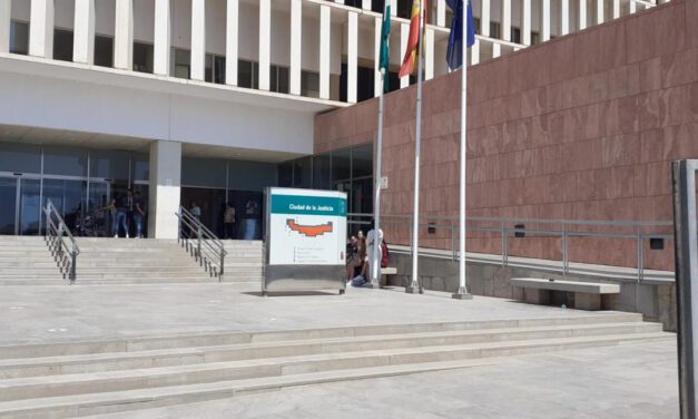 Reclama al juzgado que su pareja, acusado de malos tratos, no pueda ver a su bebé