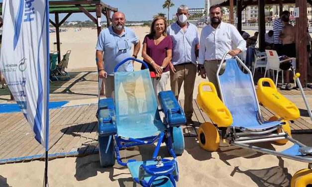 Hidrosport hace posible un año más el acceso a la playa y al baño a personas de movilidad reducida
