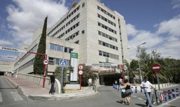 Fallece un niño de tres años tras caer en una piscina en Benalmádena