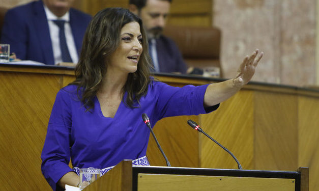 Macarena Olona acude al Parlamento andaluz y renuncia a su acta de diputada