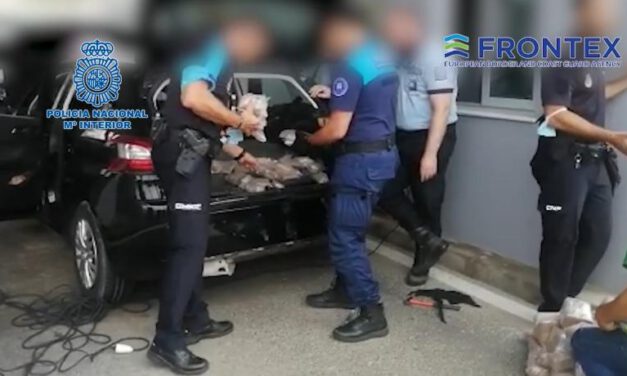 Tres detenidos en Tarifa cuando pretendían introducir 140 kilos de hachís en un vehículo