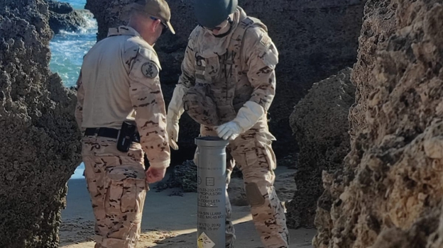 La Armada neutraliza una Bengala MK-58 en la cala del Pato en Conil de la Frontera