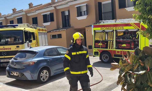 Bomberos extinguen un incendio en una vivienda en Cuatro Pinos, en El Puerto