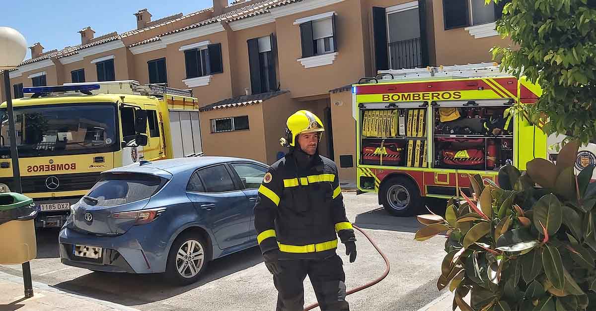 Bomberos extinguen un incendio en una vivienda en Cuatro Pinos, en El Puerto