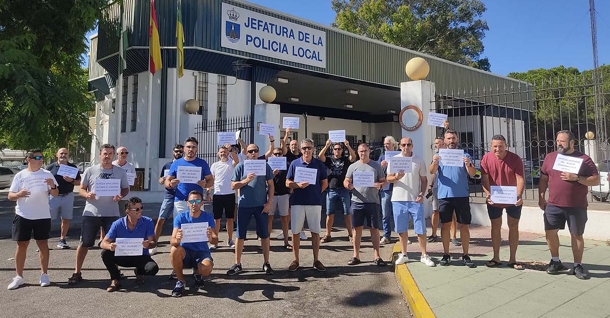 Los policías locales sancionados por la "huelga de pantalones" reclaman ahora "diálogo" y no "castigo"