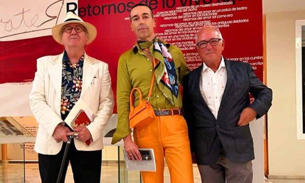 Calleja felicita a Luis Antonio de Villena por su conferencia sobre "Retornos de lo vivo lejano"