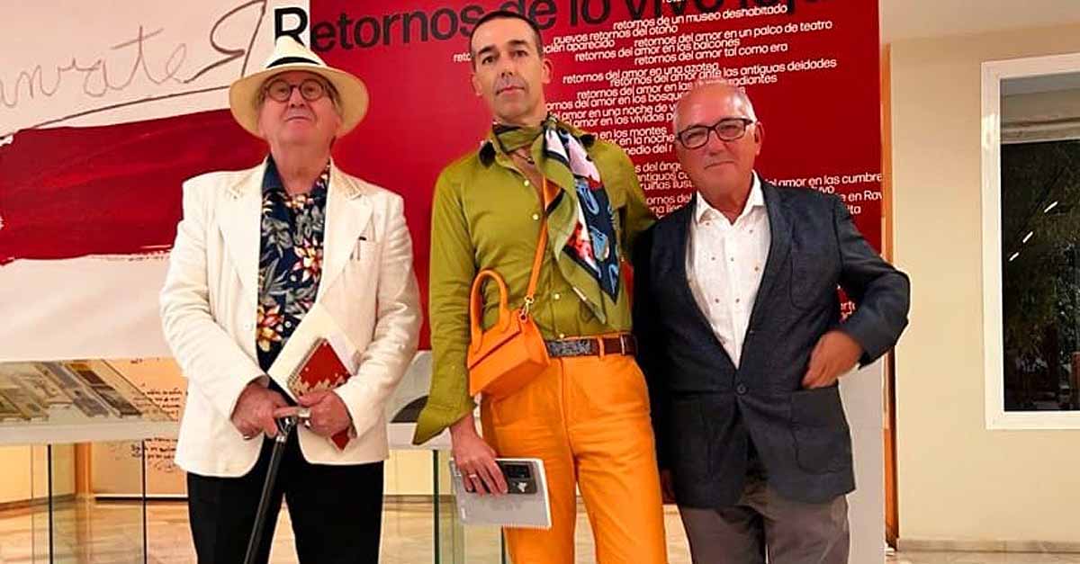 Calleja felicita a Luis Antonio de Villena por su conferencia sobre "Retornos de lo vivo lejano"