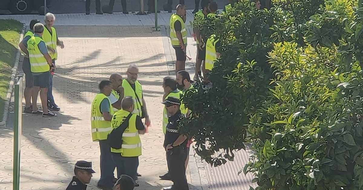 Una nueva acción bochornosa de la UPLBA por el "caso pantalones" acaba con la intervención de la Policía Nacional