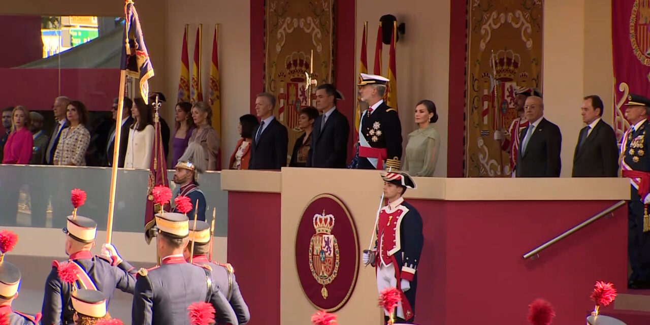 El retraso de Pedro Sánchez marca un desfile que recupera el esplendor tras la pandemia