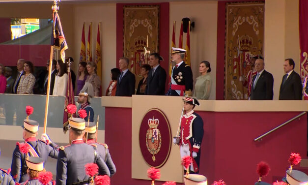 El retraso de Pedro Sánchez marca un desfile que recupera el esplendor tras la pandemia