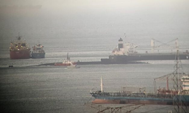 El submarino de propulsión nuclear 'USS Florida' abandona el puerto de Gibraltar