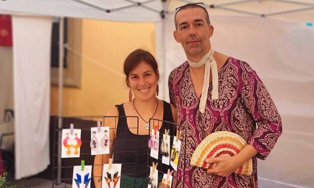 Nerea Mesa, última incorporación al mercadillo de artesanía de la calle Luna