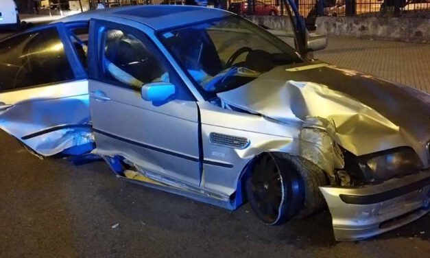 Un conductor sin carnet se da a la fuga en El Puerto y acaba con su vehículo dando varios trompos