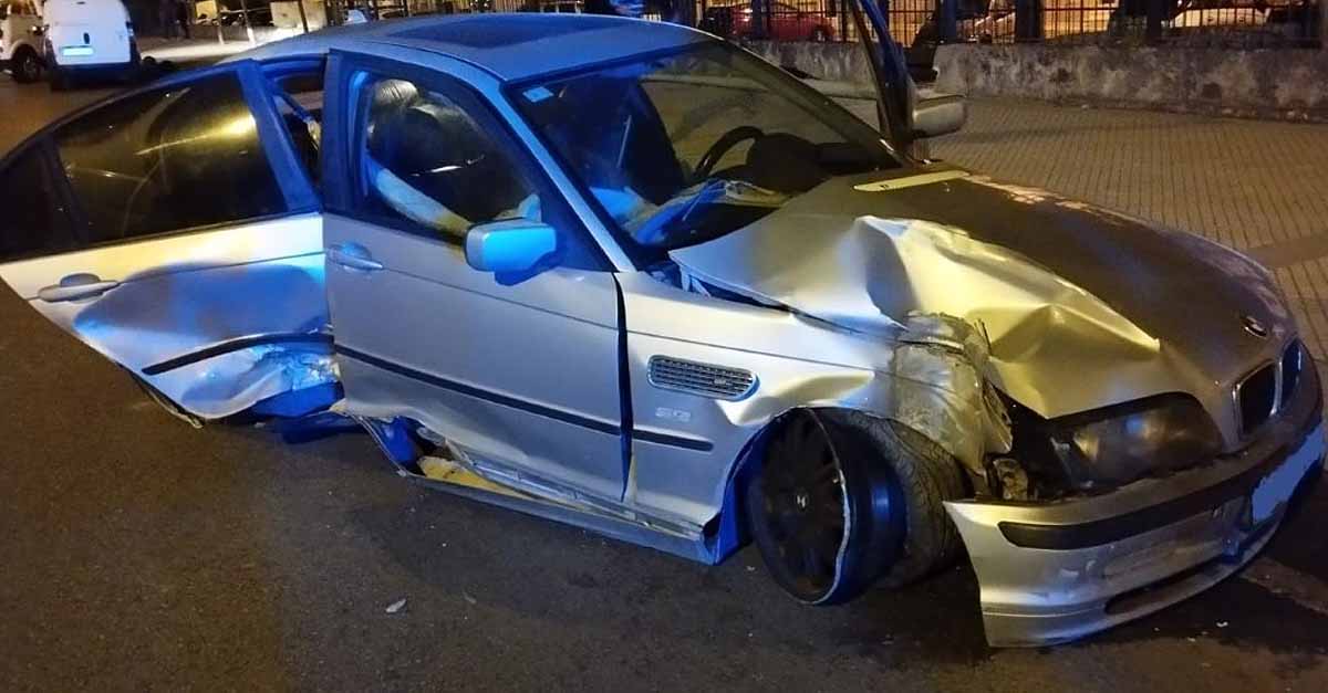 Un conductor sin carnet se da a la fuga en El Puerto y acaba con su vehículo dando varios trompos