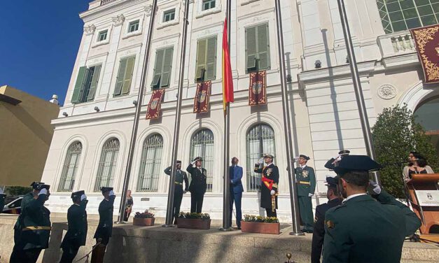 El Puerto se suma a la Fiesta Nacional de España izando la bandera rojigualda