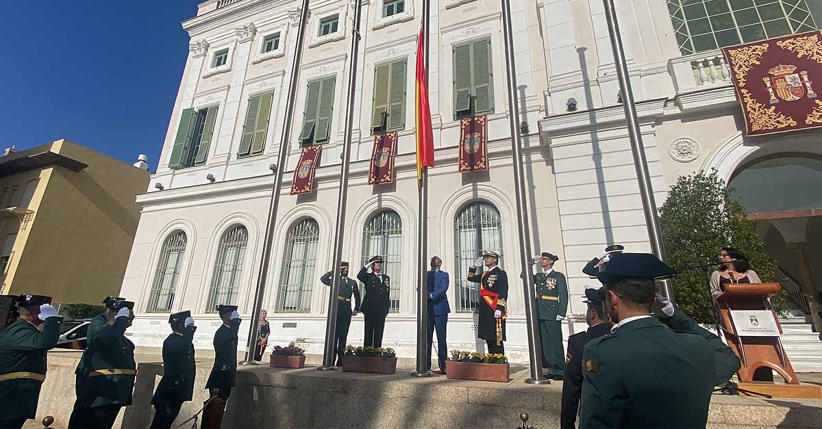 El Puerto se suma a la Fiesta Nacional de España izando la bandera rojigualda