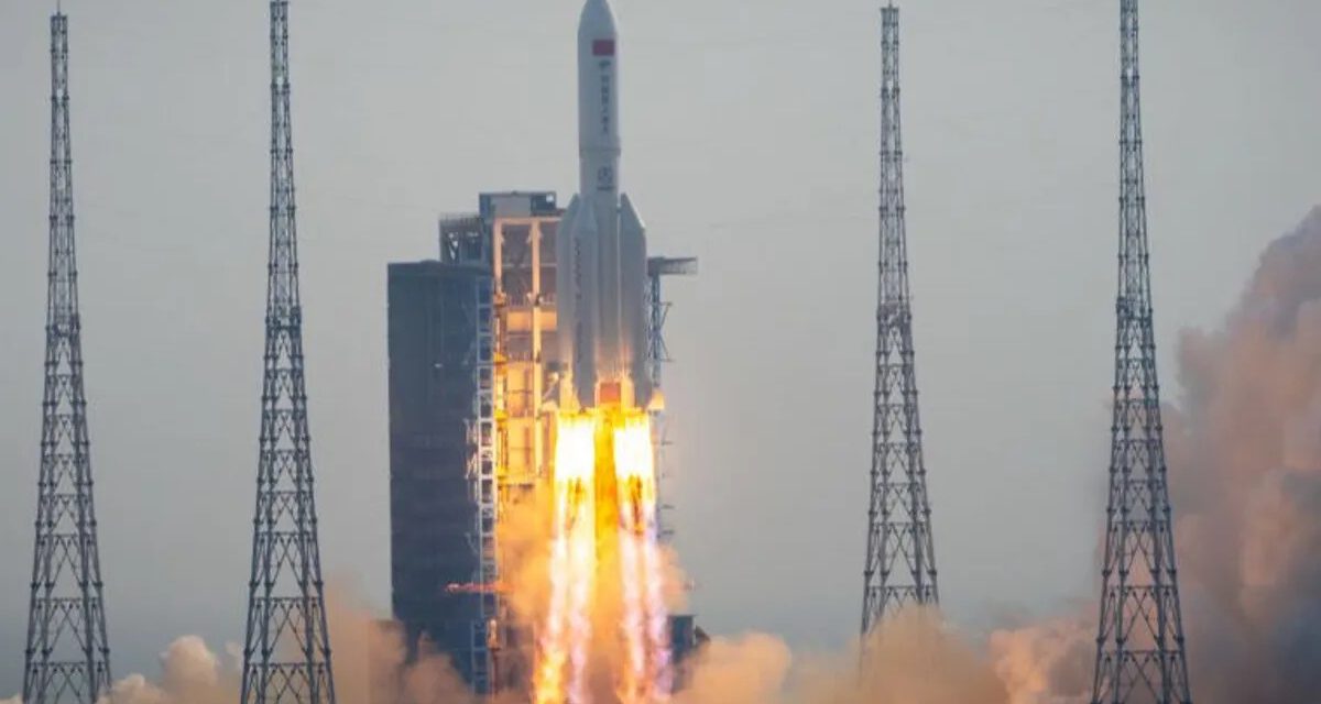 La reentrada no controlada de un cohete chino cierra varios aeropuertos