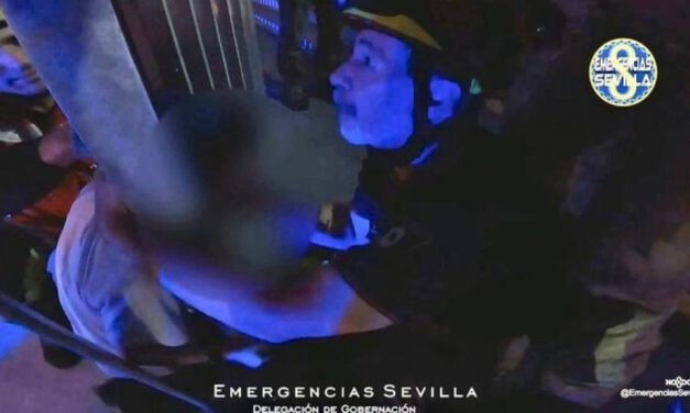 Liberado un menor al que se le quedó atrapada la cabeza en una escalera en Sevilla