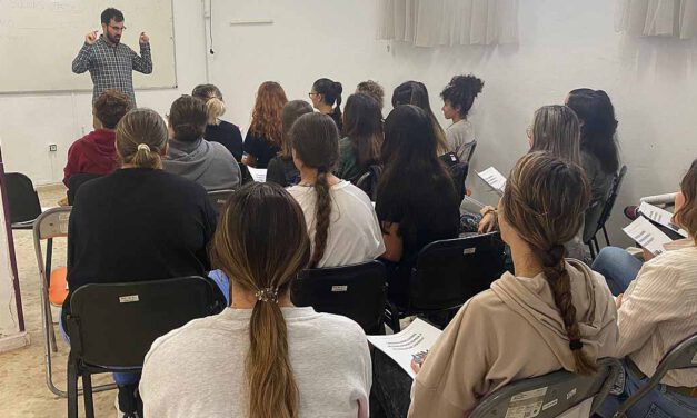 Comienza el primer curso de "Iniciación a la lengua de signos"