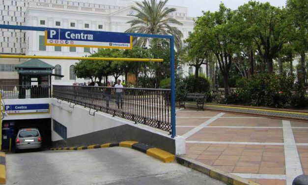 Dos trabajadores del parking de Peral llevan 10 meses sin cobrar