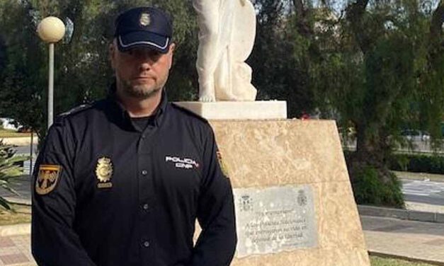 Un policía fuera de servicio salva la vida a una mujer atragantada en un bar de Málaga