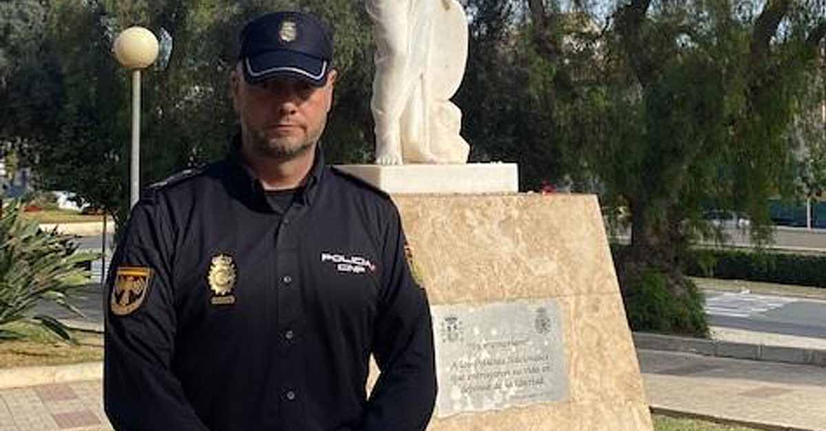 Un policía fuera de servicio salva la vida a una mujer atragantada en un bar de Málaga