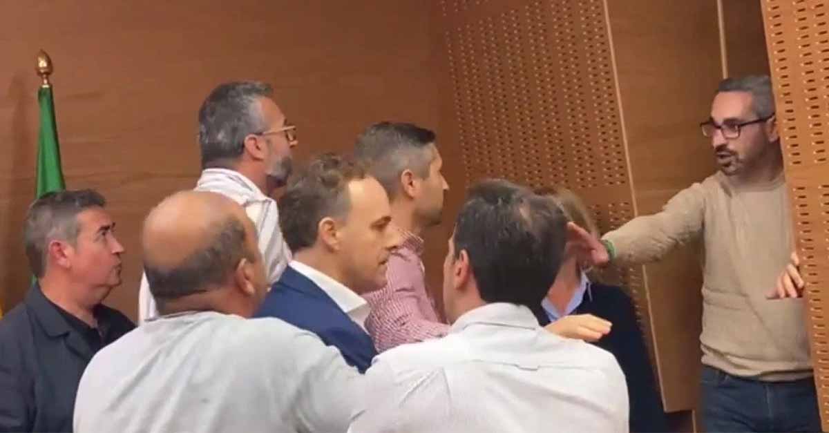 El PP de Cádiz pide la dimisión de David de la Encina por sus graves amenazas a un concejal en El Puerto