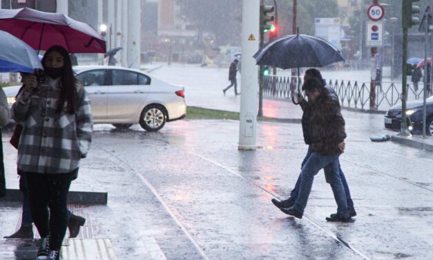 El 112 coordina más de 150 incidencias por viento y lluvia este domingo en Andalucía
