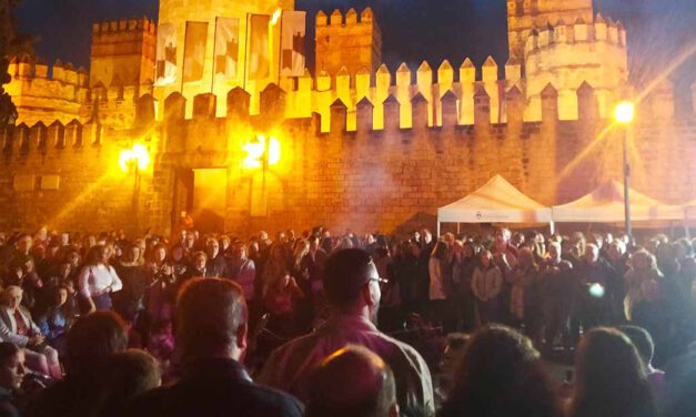 La zambomba de la Peña Flamenca “Al alma” llena de ambiente la Plaza del Castillo