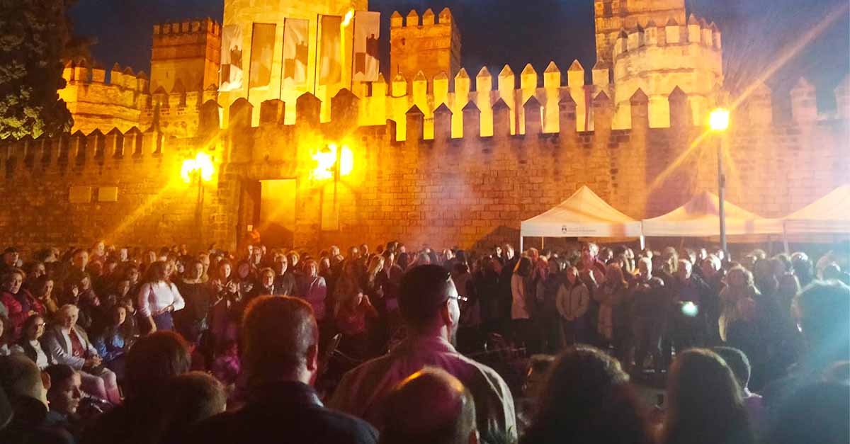 La zambomba de la Peña Flamenca “Al alma” llena de ambiente la Plaza del Castillo