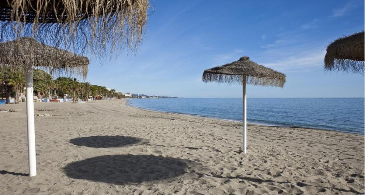 La mujer hallada en una playa de Marbella podría llevar muerta más de un día