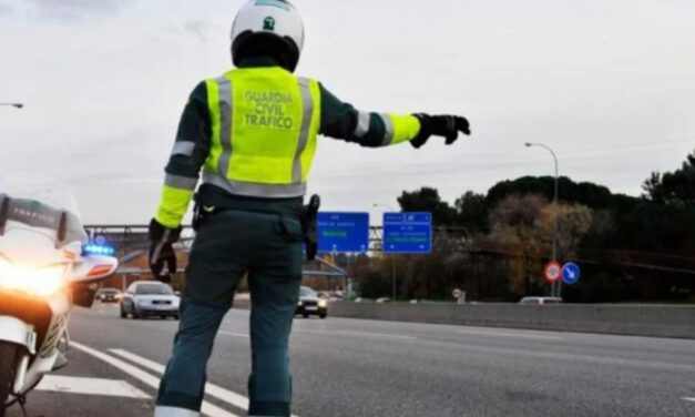 Investigado por circular por la A-49 en Huelva con dos personas sentadas sobre el maletero