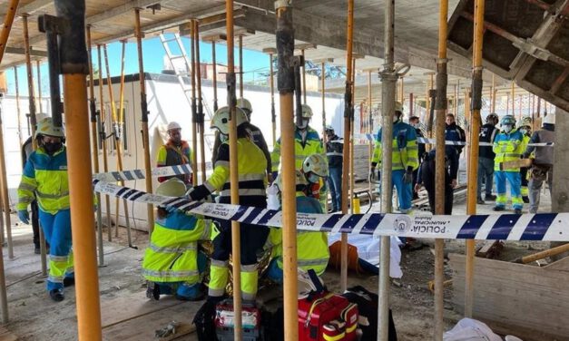 Fallece un trabajador al caerle encima una plancha de cien kilos en una obra en Níjar