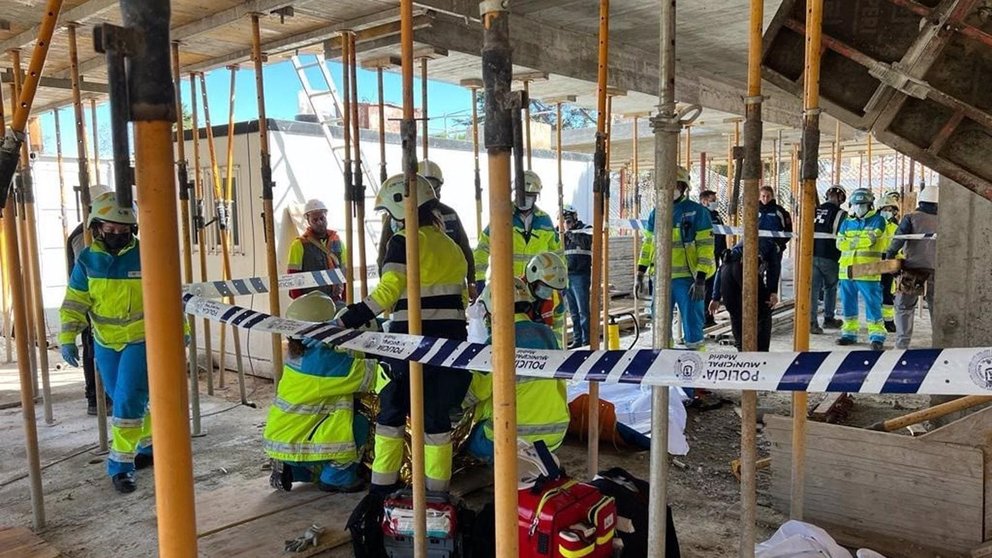 Fallece un trabajador al caerle encima una plancha de cien kilos en una obra en Níjar