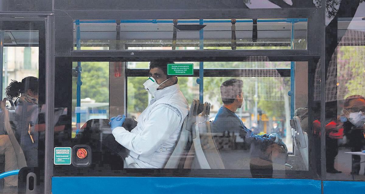 Salud cree que "no es momento ahora" de dejar el uso de mascarillas en transportes