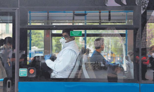 Salud cree que "no es momento ahora" de dejar el uso de mascarillas en transportes