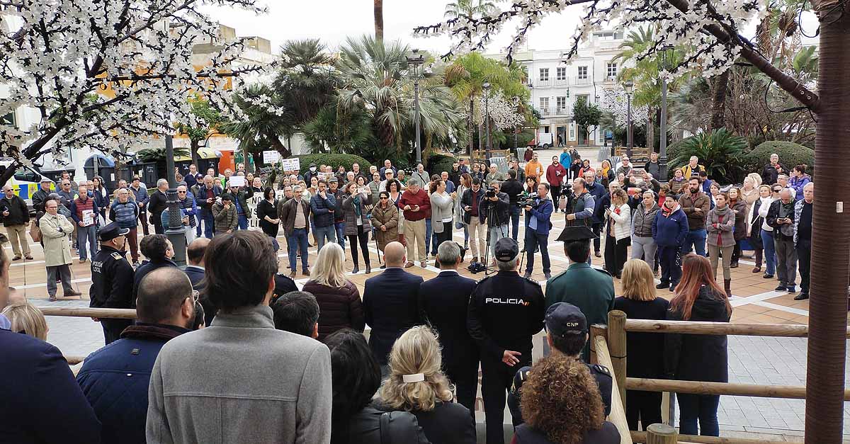 El Puerto muestra su repulsa y condena ante el asesinato machista en Valdelagrana