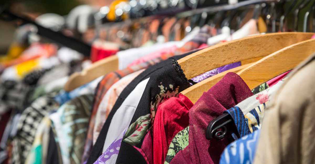 El Paseo pone en marcha una campaña de recogida de ropa de segunda mano