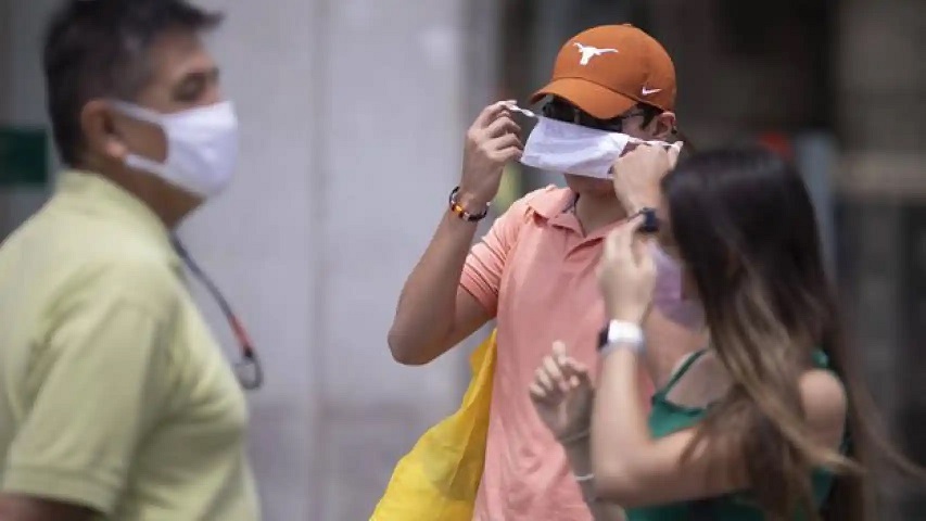 Andalucía seguirá aconsejando a mayores y vulnerables la mascarilla en lugares cerrados