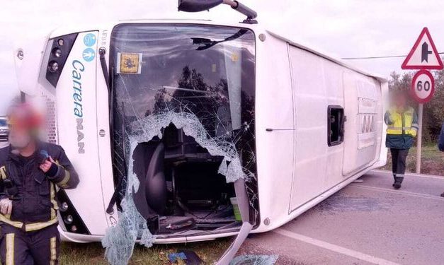 Cuatro heridos en el vuelco de un autobús escolar cerca de Cabra