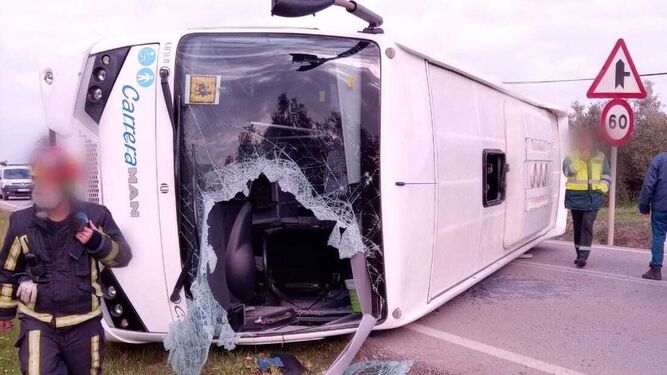 Cuatro heridos en el vuelco de un autobús escolar cerca de Cabra