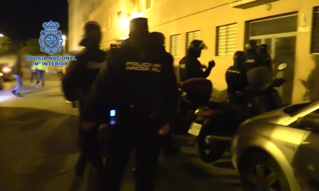 Detenido un menor que lideraba una red que estafó más de 350.000 euros en internet