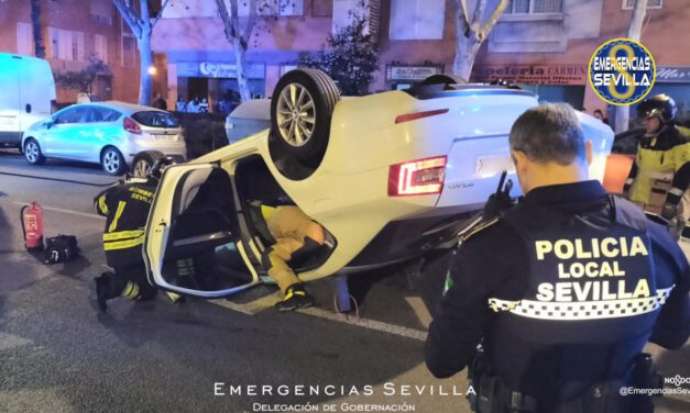 Espectacular vuelco de un conductor que triplicaba la tasa en Sevilla