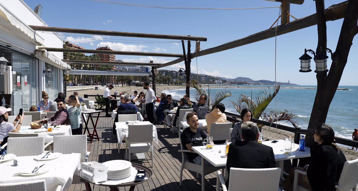 Turismo aboga por abrir los chiringuitos todo el año