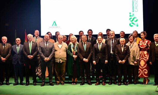 La Junta reconoce a personas y entidades de la provincia de Cádiz con las Banderas de Andalucía