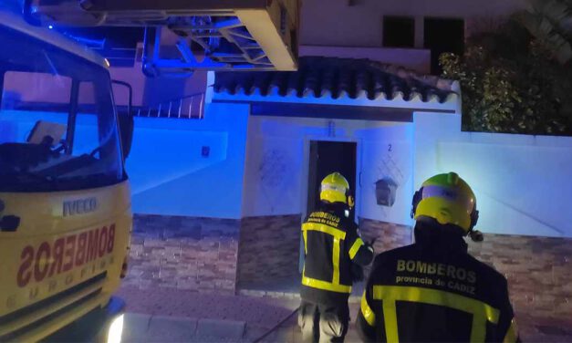 La Policía Nacional salva la vida a dos personas en El Puerto tras un incendio en su domicilio